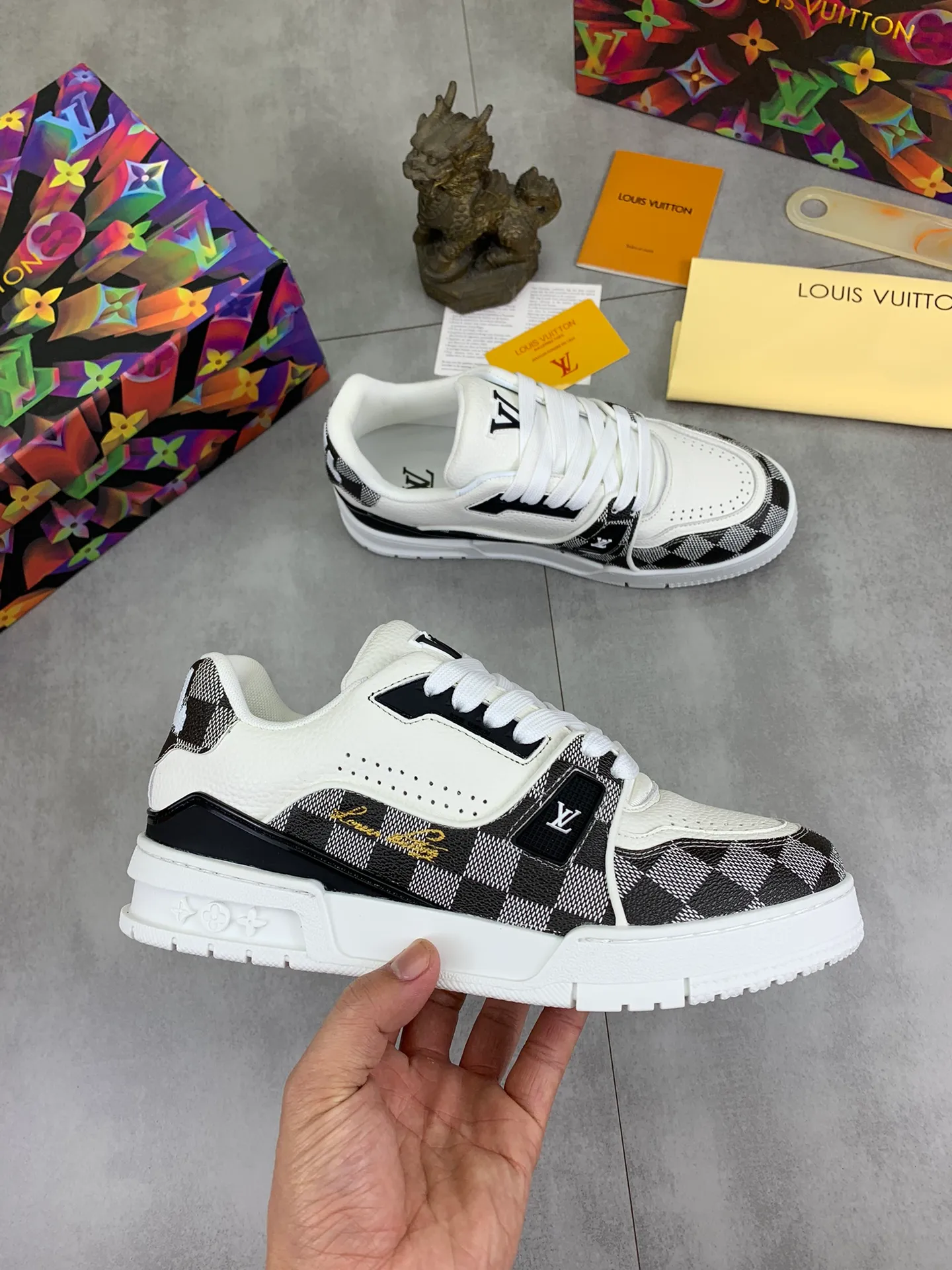 Men's shoes 💰P580 New style 💰💎💎Latest color High version 2025Louis*Vuitto* LV Traine Catwalk TRAINER outsole and fabric private model A shoe that definitely costs a lot of money and effort. This series was designed after the arrival of Vifgil. It is favored by many fans every season. Original TPU outsole Original packaging Men's size: 38-45 (46 can be customized) Color: 2️⃣ colors available (available from stock, super fast delivery)